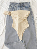 Boddy color crema, con broche dorado
