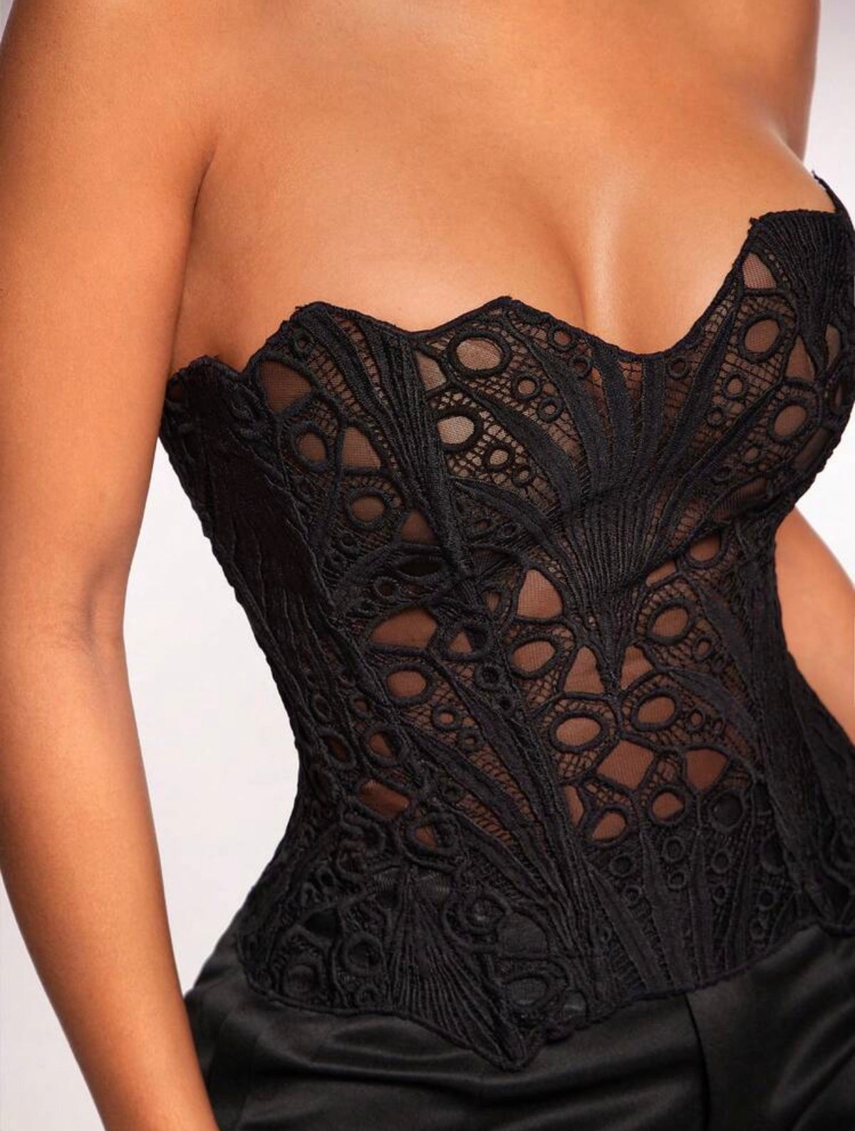 Corset negro de encaje