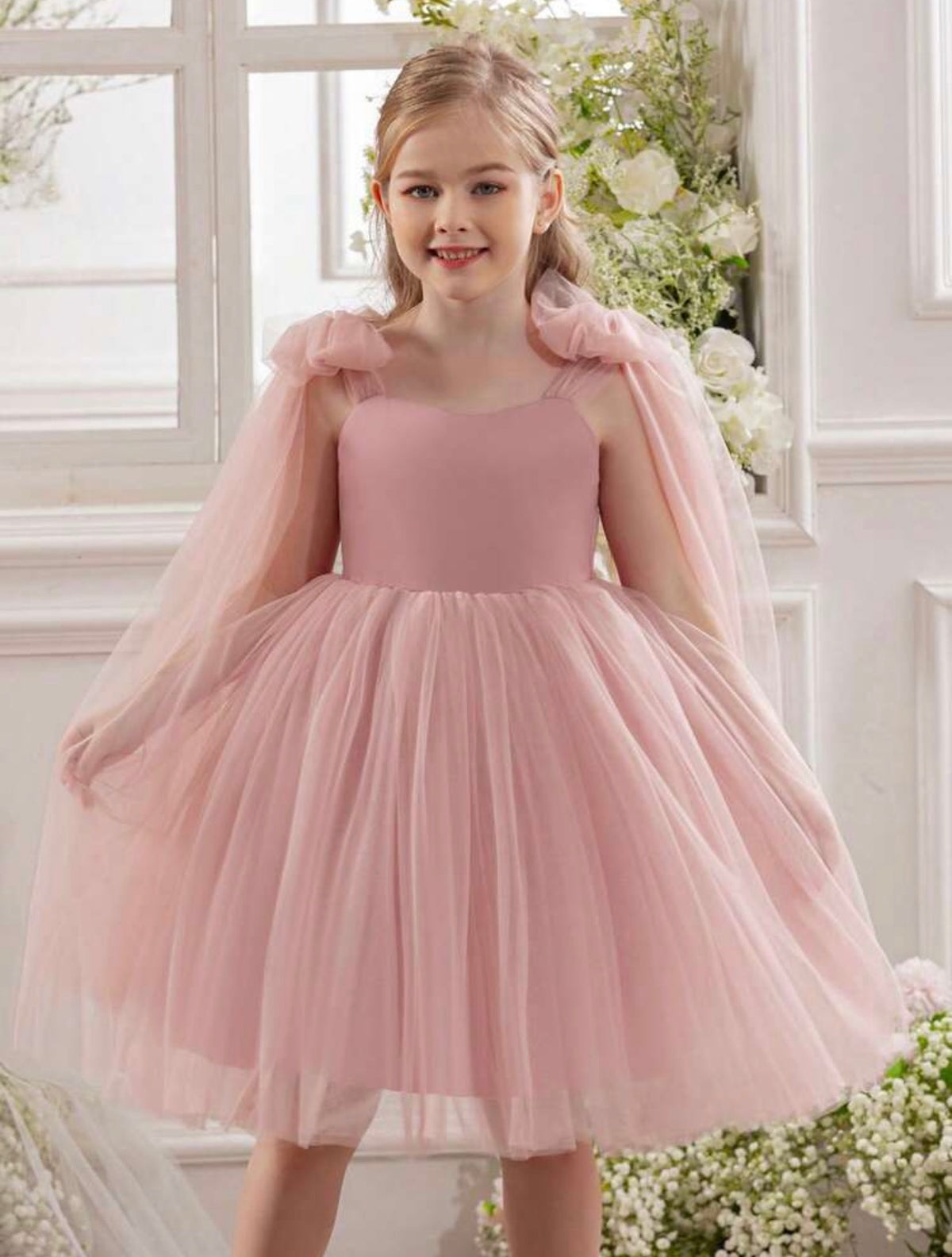 Vestido elegante rosa de tul con lazos