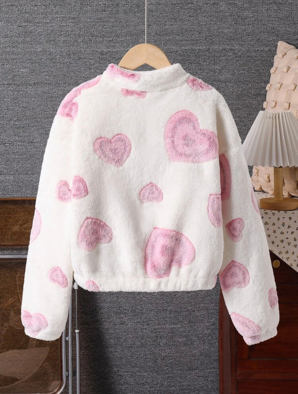 Sueter de felpa rosa con corazones