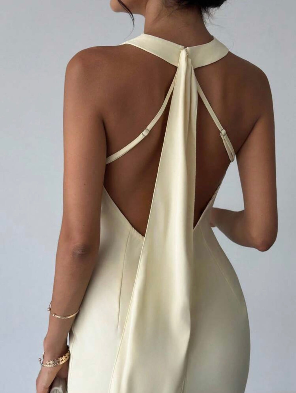 Vestido con cuello halter, escote profundo en v y espalda descubierta
