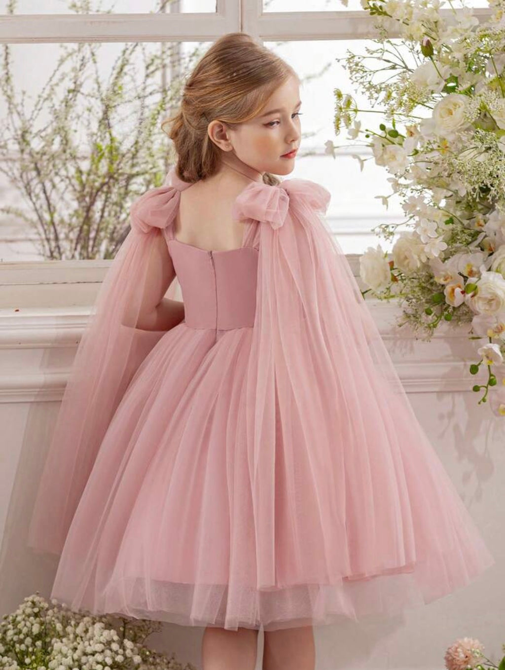 Vestido elegante rosa de tul con lazos
