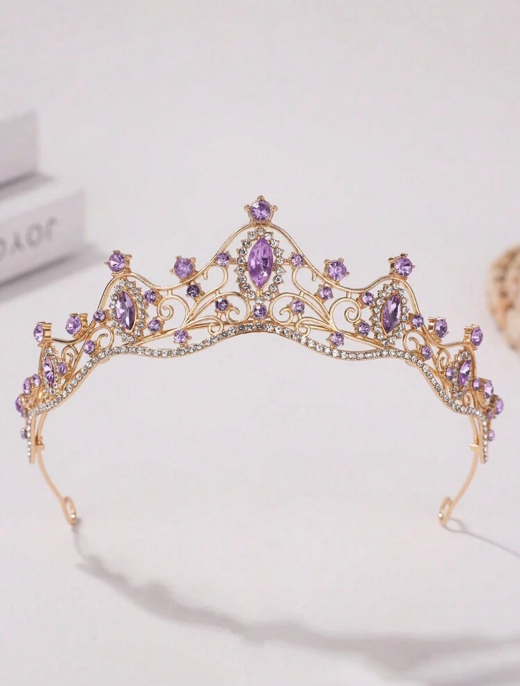 Corona dorado con detalle rosa o purpura