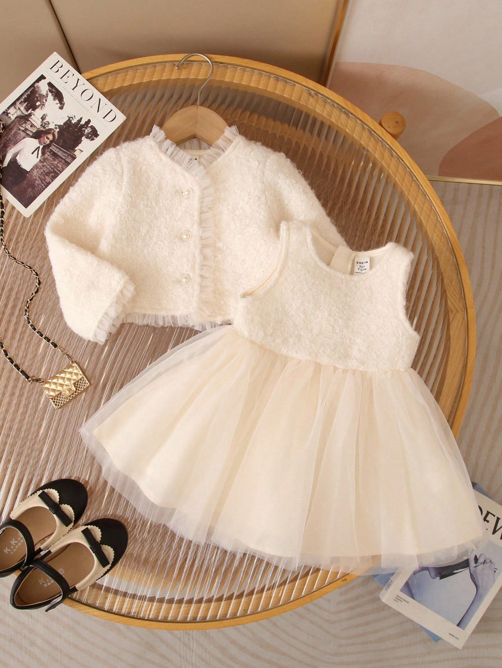 Vestido de bebe con blazer beige