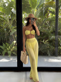 Traje de baño con pantalones de malla amarillo