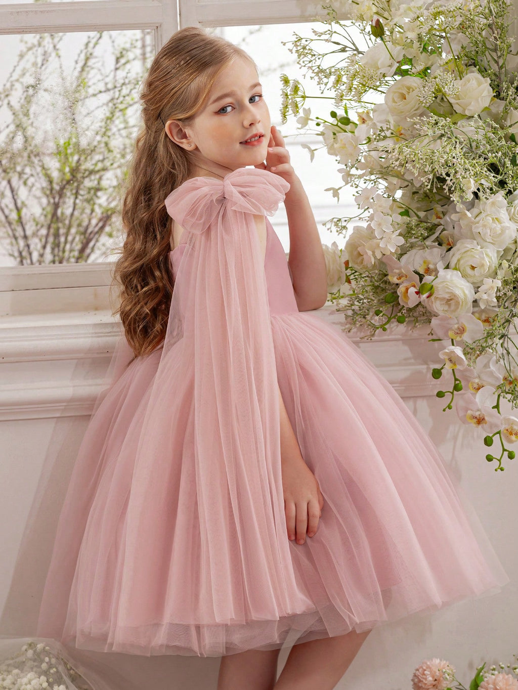Vestido elegante rosa de tul con lazos