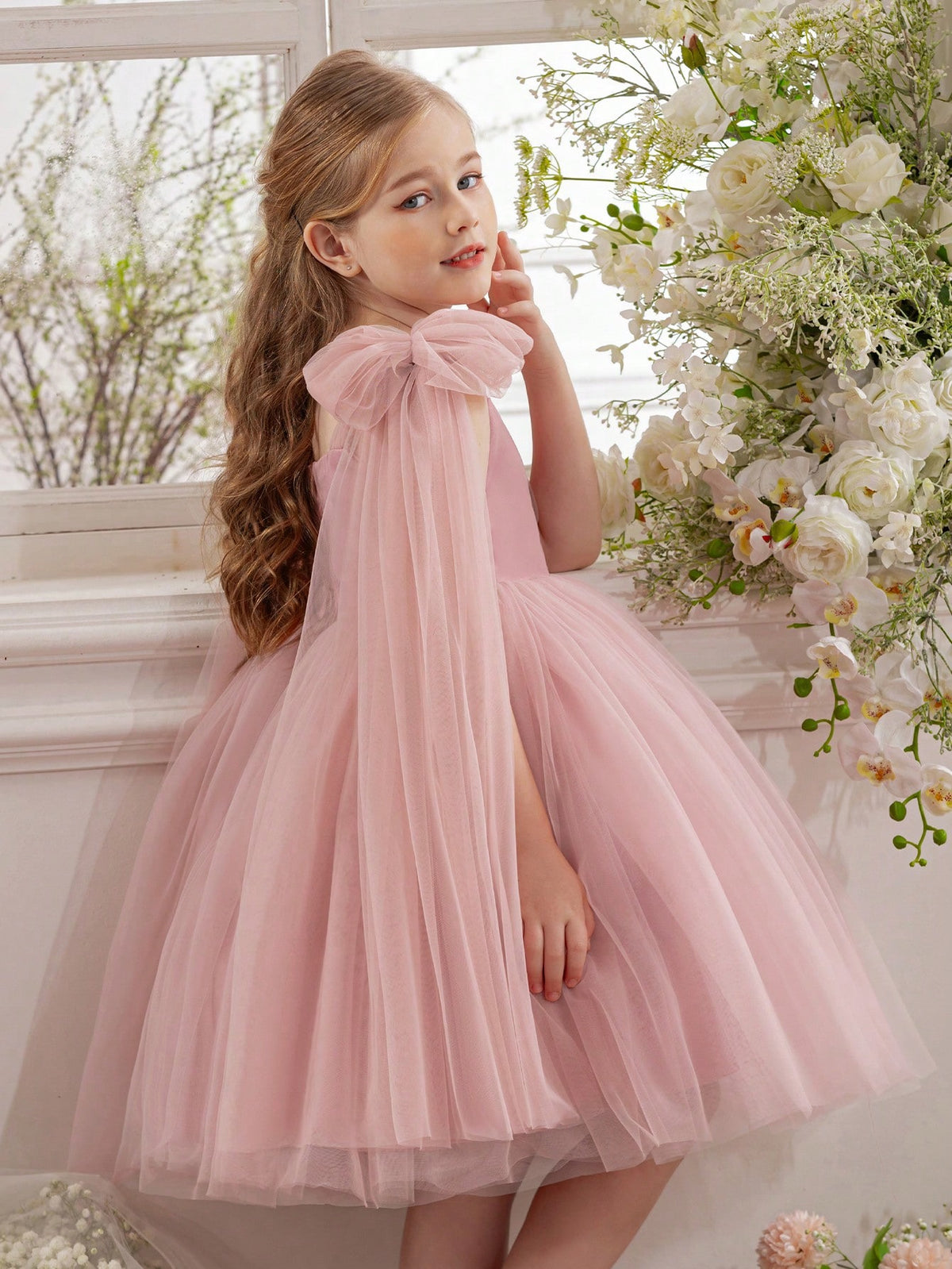 Vestido elegante rosa de tul con lazos