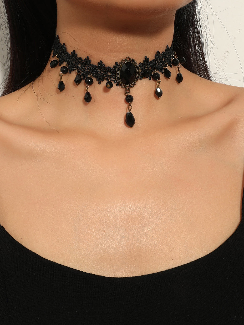 Collar negro colgante