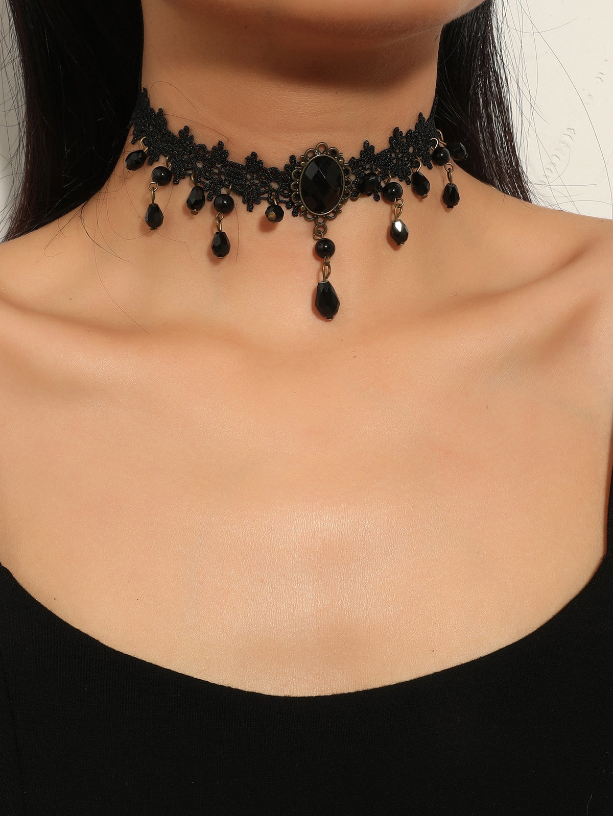 Collar negro colgante
