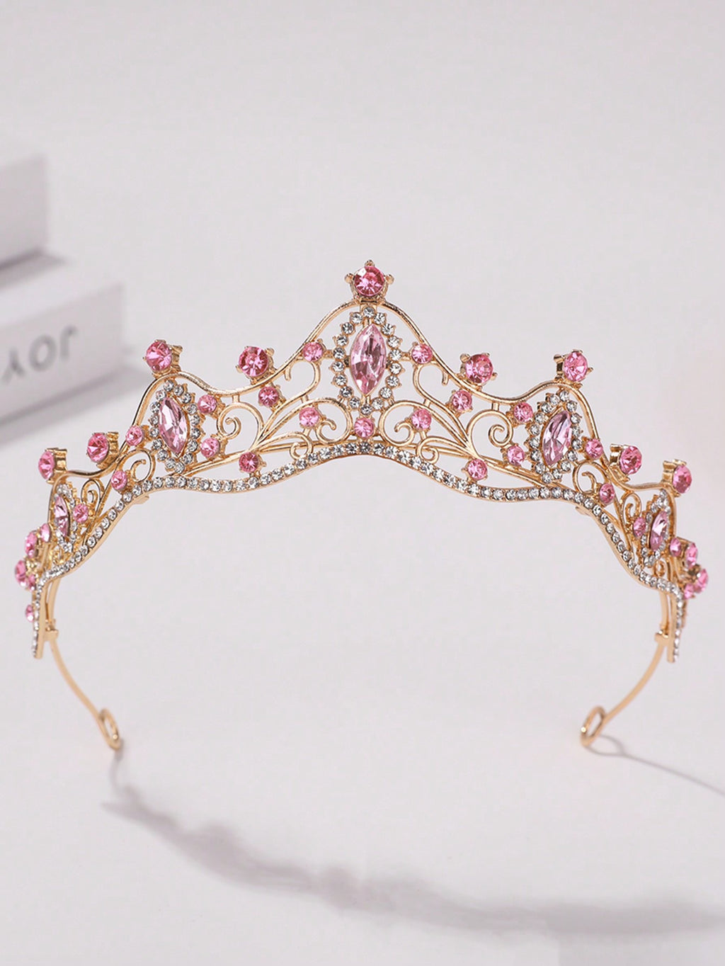Corona dorado con detalle rosa o purpura