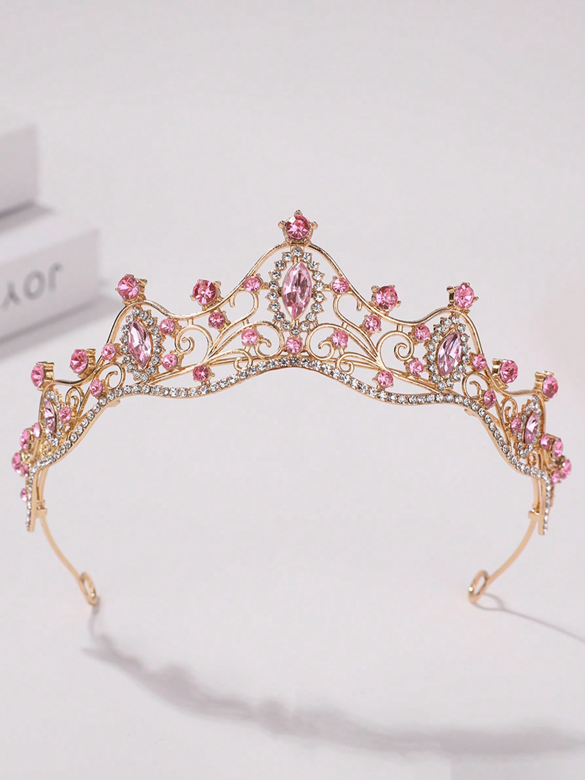 Corona dorado con detalle rosa o purpura