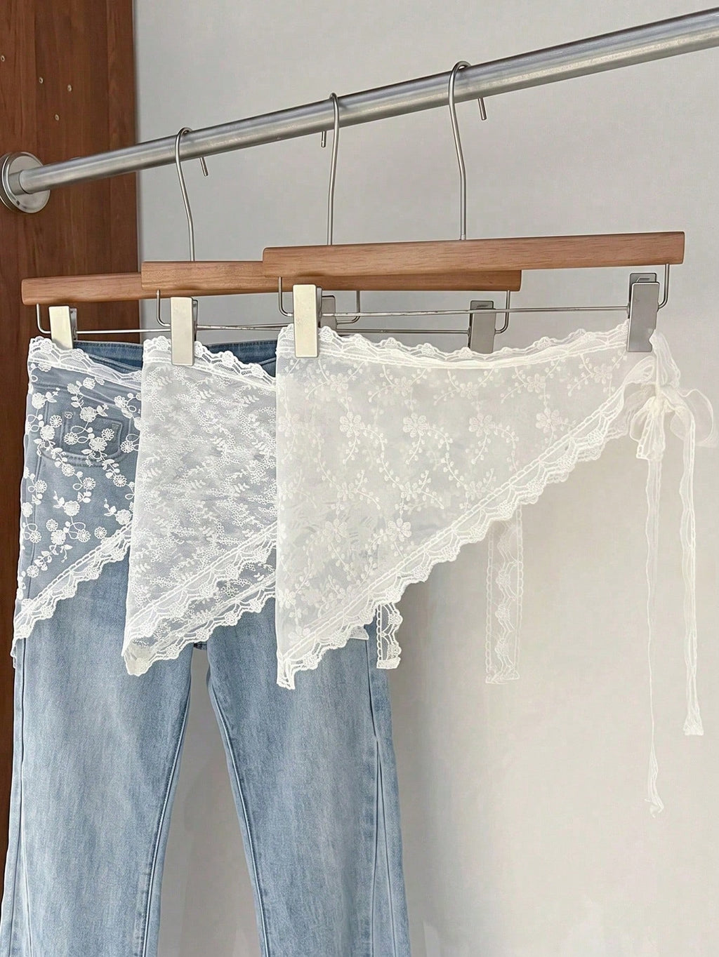 Pañuelo triangular de encaje floral