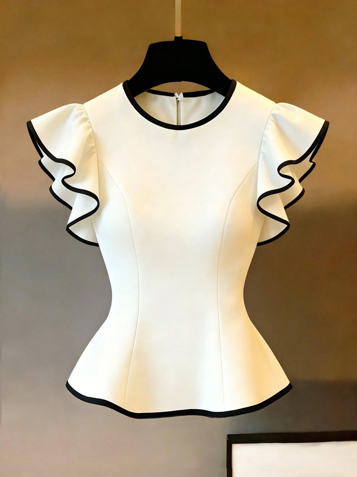 Blusa blanca con volado en las mangas