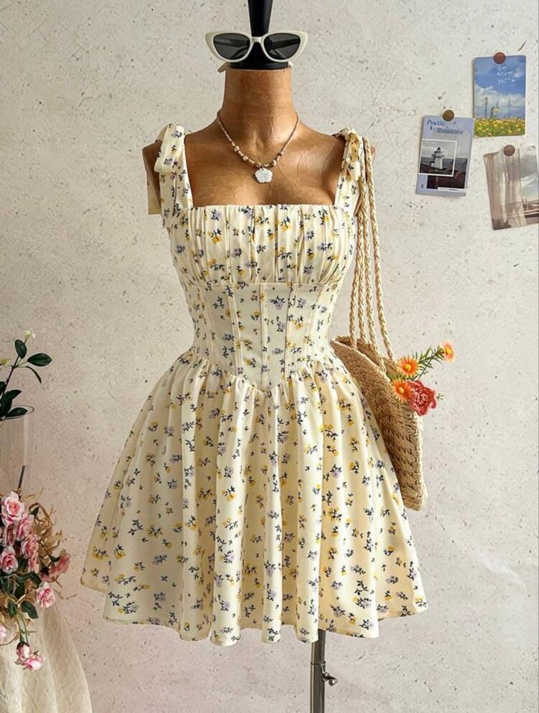 Vestido corto floral crema