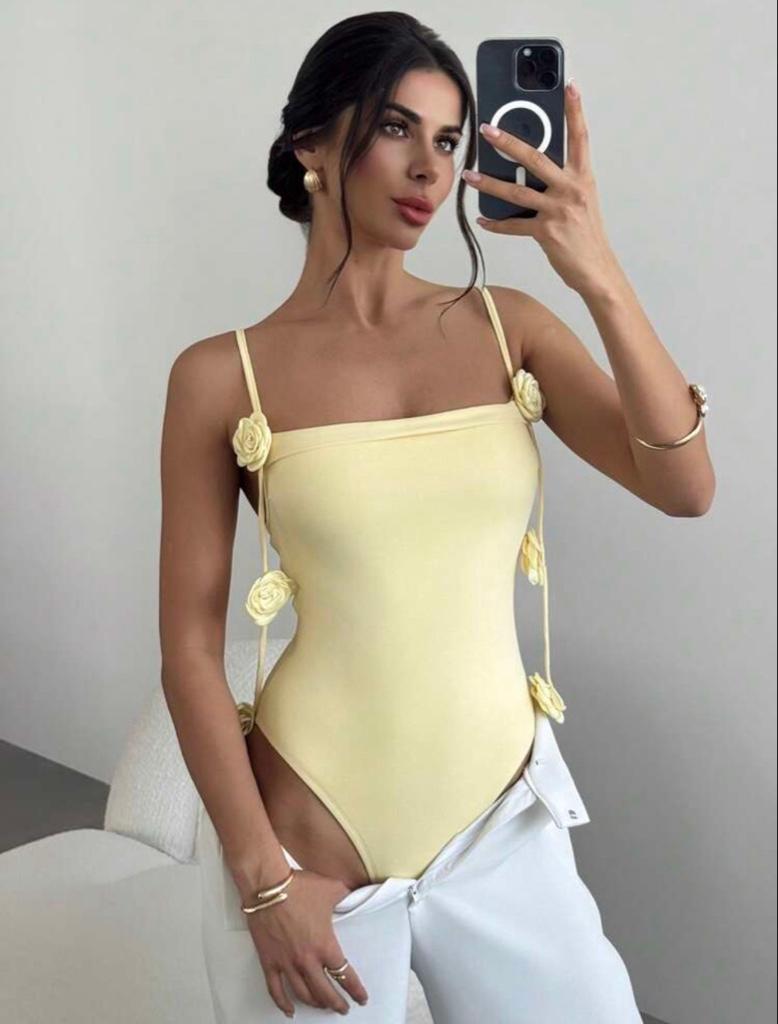 Body amarillo con flores