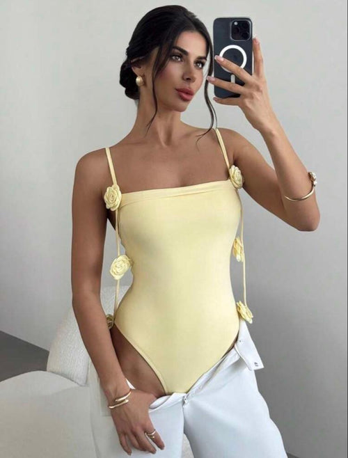Body amarillo con flores