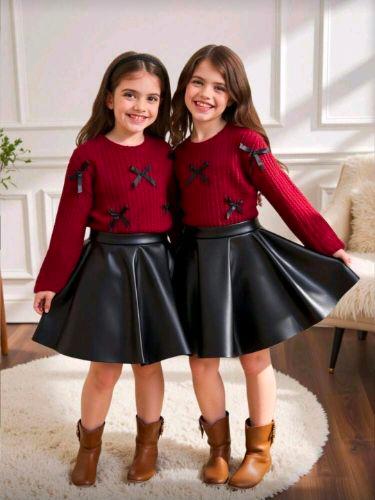 Conjuto de sueter tejido y falda de cuerina