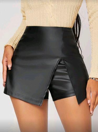 Falda short de cuerina negro
