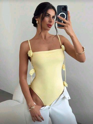 Boddy amarillo con detalle de flores