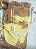 Traje de baño amarillo con pareo