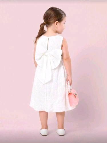 Vestido abombado abajo y lazo blanco