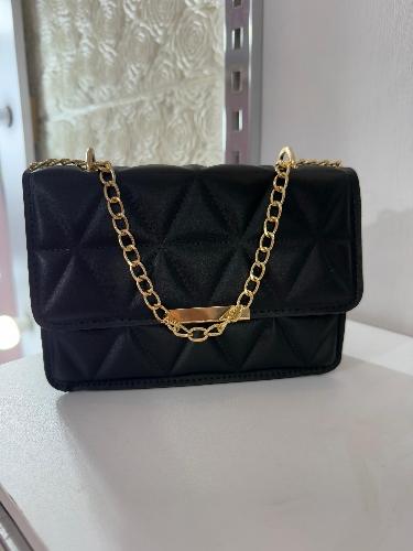 Cartera negra con cadena dorada 002