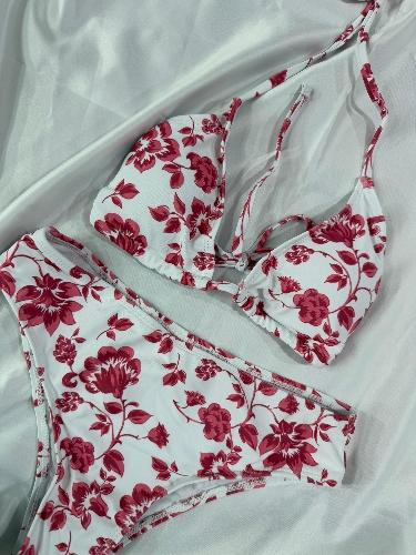 Traje de baño blanco con rosas rojas