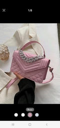 Cartera rosa con detalle plateado
