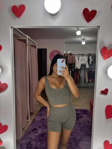 Conjunto deportivo gris