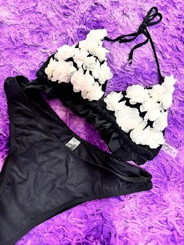 Traje baño negro con rosa blanca