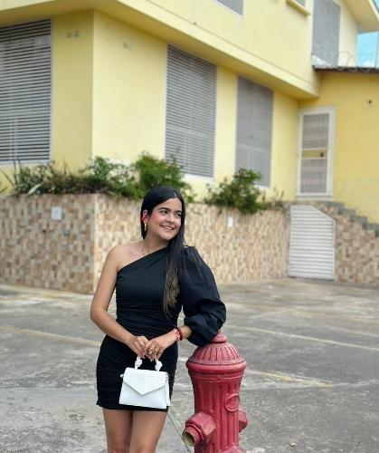 Vestido negro con una manga