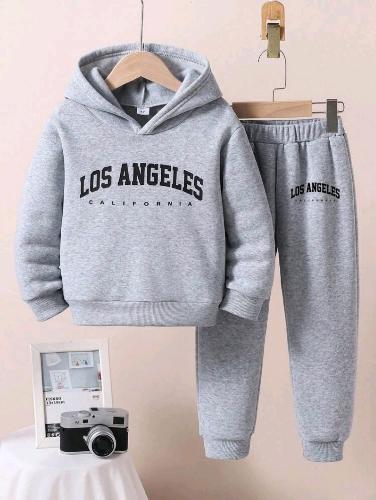 Conjunto deportivo gris