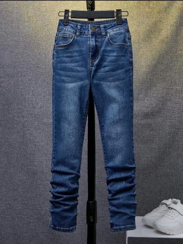 Jean oscuro con decolorado